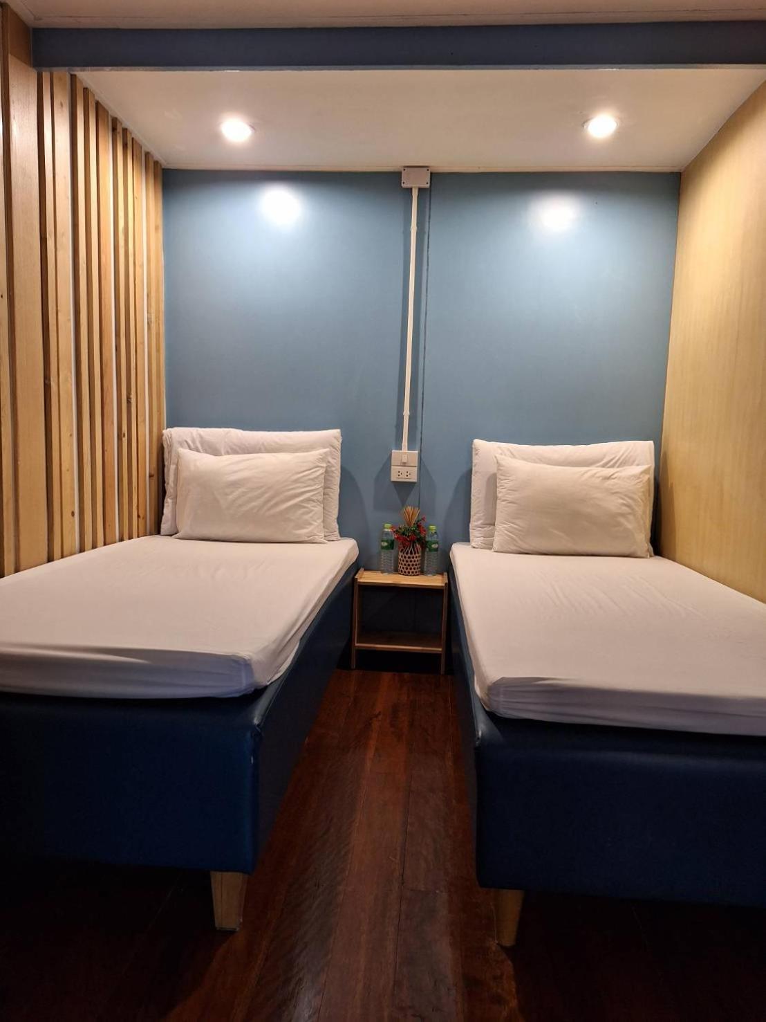 Check-In My Hostel Bangkok Exteriör bild
